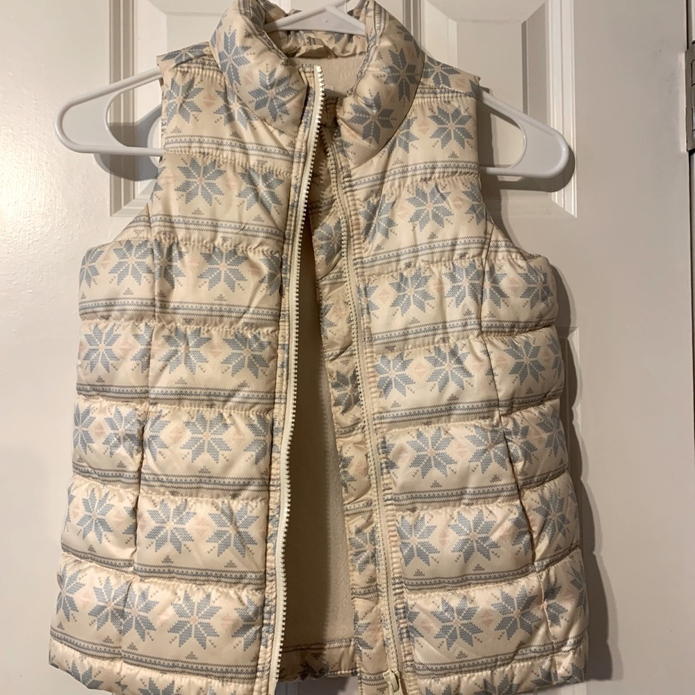 Girls lightly used puffer vest. Size SM. Old navy.
